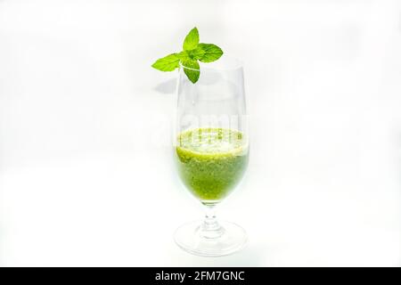 smoothie detox jus vert herval vegan dink servi en verre Orné de feuilles de menthe à Mexico Banque D'Images