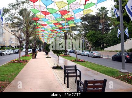 Marche le long de Sderot Ben Gurion à tel-Aviv, Israël. Banque D'Images