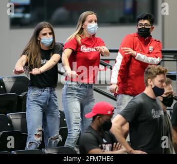 Columbus, Ohio. ÉTATS-UNIS. 6 mai 2021 - les fans de Lewis dansent à la musique pendant un match entre les Cougars de BYU et les Flyers de Lewis dans la ronde semi-finale des Championnats de volleyball masculin de la NCAA au Centre Covelli sur le campus de l'Université d'État de l'Ohio à Columbus, OH - Michael Sullivan/CSM crédit : CAL Sport Media/Alamy Live News Banque D'Images