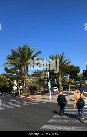 Marche le long de Sderot Ben Gurion à tel-Aviv, Israël. Banque D'Images