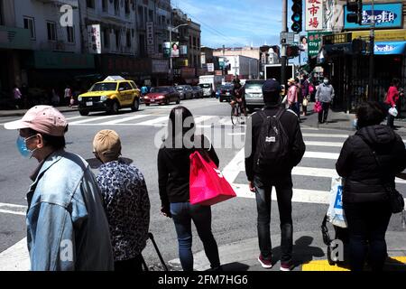 SAN FRANCISCO, 7 mai 2021 personnes attendent de traverser une route dans le quartier chinois de San Francisco, aux États-Unis, 6 mai 2021. Mardi dernier, le maire de Londres de San Francisco des États-Unis a annoncé qu'à partir du 6 mai, la ville rouvrira et étendra d'autres activités autorisées par l'État de Californie pour les comtés avec des niveaux de transmission COVID-19 minimaux.à compter du 4 mai, San Francisco a satisfait aux critères de l'État pour passer au niveau jaune le moins restrictif en fonction de ses cas de COVID-19, de ses hospitalisations et d'autres mesures de santé. Credit: Xinhua/Alay Live News Banque D'Images