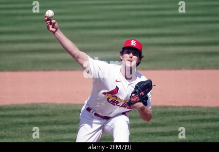 St. Louis, États-Unis. 06e mai 2021. Le pichet des Cardinals de St. Louis Jake Woodford livre un terrain aux mets de New York dans le huitième repas au Busch Stadium de St. Louis le jeudi 6 mai 2021. Photo par Bill Greenblatt/UPI crédit: UPI/Alay Live News Banque D'Images