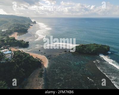 Vue aérienne de la belle plage de Gunung Kidul, Indonésie en plein jour. Banque D'Images