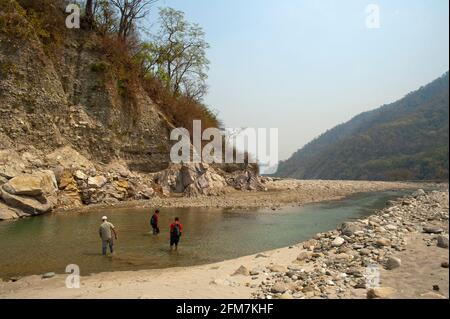 Trekking sur la rivière Ladhya isolée, rendue célèbre par Jim Corbett dans son livre Maneaters of Kumaon, Ladhya Valley, Uttarakhand, Inde Banque D'Images