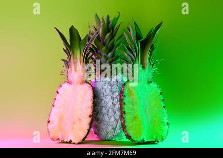 Ananas frais sur fond de couleur Banque D'Images