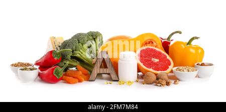 Produits sains riches en vitamine A sur fond blanc Banque D'Images