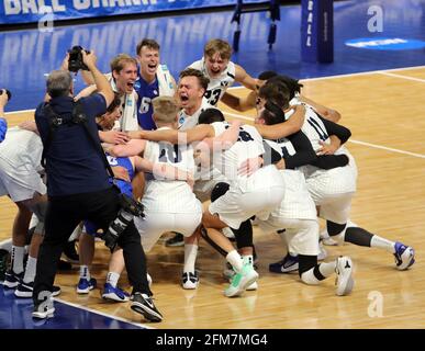 Columbus, Ohio. ÉTATS-UNIS. 6 mai 2021 - les Cougars de BYU célèbrent leur victoire après un match entre les Cougars de BYU et les Flyers de Lewis dans la ronde semi-finale des Championnats de volleyball masculin de la NCAA au Centre Covelli sur le campus de l'Université d'État de l'Ohio à Columbus, OH - Michael Sullivan/CSM crédit : CAL Sport Media/Alamy Live News Banque D'Images