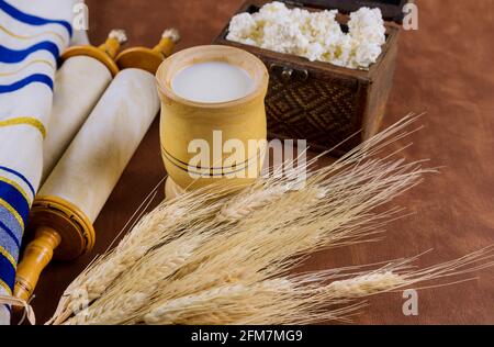 Vacances juives traditionnelles Shavuot dans la nourriture de kasher sur saison de récolte Banque D'Images