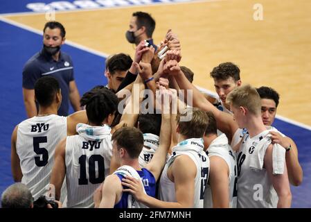 Columbus, Ohio. ÉTATS-UNIS. 6 mai 2021 - les Cougars de BYU célèbrent leur victoire après un match entre les Cougars de BYU et les Flyers de Lewis dans la ronde semi-finale des Championnats de volleyball masculin de la NCAA au Centre Covelli sur le campus de l'Université d'État de l'Ohio à Columbus, OH - Michael Sullivan/CSM crédit : CAL Sport Media/Alamy Live News Banque D'Images