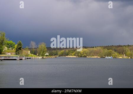 Potsdam, Allemagne. 05e mai 2021. Un ciel sombre s'est levé au-dessus de la Jungfernsee. Credit: Soeren Stache/dpaZentralbild/ZB/dpa/Alay Live News Banque D'Images