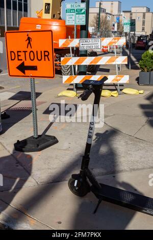 Un scooter Bird est stationné près d'une zone de construction dans le centre-ville d'Indianapolis, Indiana, États-Unis. Banque D'Images