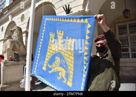 Lviv, Ukraine. 06e mai 2021. L'armée ukrainienne porte un drapeau avec les armoiries de Lviv sur la place Rynok pendant la célébration du 765e anniversaire de la fondation de Lviv.cette année, en raison de la pandémie du coronavirus, aucun événement festif n'a eu lieu à Lviv à l'occasion du jour de fondation de la ville. Il n'y a eu qu'une cérémonie de garde d'honneur avec la participation des reconstructeurs sous la forme de chevaliers de l'ère princière, qui a été porté au XIVe siècle. (Photo de Pavlo Palamarchuk/SOPA Images/Sipa USA) crédit: SIPA USA/Alay Live News Banque D'Images