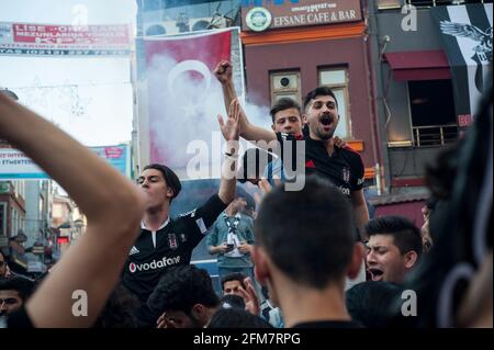 Les supporters de football de Besiktas Carsi chantent des chansons avant un match à Istanbul, en Turquie. Banque D'Images