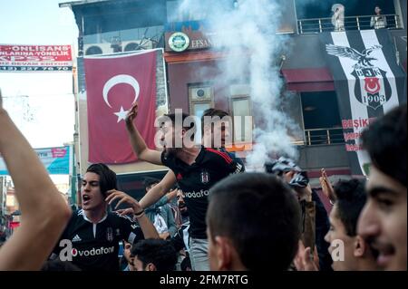 Istanbul, Turquie. 08 mai 2016. Les supporters de football de Besiktas Carsi chantent des chansons avant un match à Istanbul, en Turquie. (Photo de John Wreford/SOPA Images/Sipa USA) crédit: SIPA USA/Alay Live News Banque D'Images