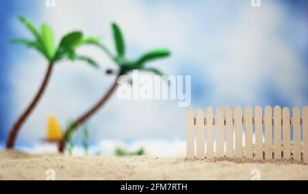 Plage tropicale avec Fence Banque D'Images