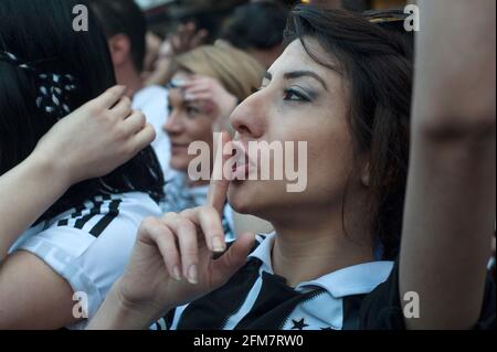 Istanbul, Turquie. 08 mai 2016. Des supporters de football de Besiktas Carsi chantent des chansons avant un match à Istanbul, en Turquie. (Photo de John Wreford/SOPA Images/Sipa USA) crédit: SIPA USA/Alay Live News Banque D'Images