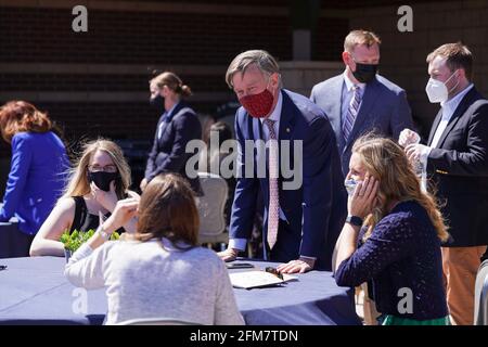 Colorado Springs, États-Unis. 06e mai 2021. Le sénateur du Colorado, John Hickenlower, parle avec les conjoints militaires à fort Carson, à Colorado Springs, au Colorado, le jeudi 6 mai 2021. Crédit : accès photo/Alamy Live News Banque D'Images