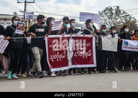 Lashio, État du Shan Nord, Myanmar. 17 mars 2021. Un manifestant contre le coup d'État militaire tient une bannière « accepter des armes avec eux, accepter l'unité avec nous » tout en marchant lors d'une manifestation pacifique contre le coup d'État militaire.UNE foule massive s'est emmenée dans les rues de Lashio pour protester contre le coup d'État militaire et a demandé la libération d'Aung San Suu Kyi. L'armée du Myanmar a arrêté le conseiller d'État du Myanmar Aung San Suu Kyi le 01 février 2021 et a déclaré l'état d'urgence tout en prenant le pouvoir dans le pays pendant un an après avoir perdu les élections contre la Ligue nationale pour la démocratie Banque D'Images