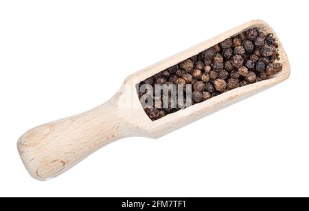 vue de dessus des grains de poivre noir (fruits au nigurum cuits et séchés non mûrs) dans une écope en bois découpée sur fond blanc Banque D'Images