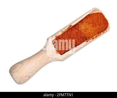 vue de dessus de la poudre de piment de cayenne en bois découpe de la pelle sur fond blanc Banque D'Images