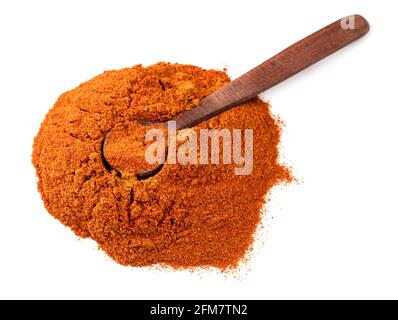 cuillère en bois sur pile de poudre de piment de cayenne sur fond blanc Banque D'Images