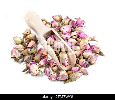 pelle en bois sur pile de boutons de rose séchés sur blanc arrière-plan Banque D'Images