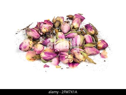 une poignée de boutons de roses séchés se ferme sur fond blanc Banque D'Images