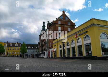 Hillerod, Danemark - 1er mai 2011 : vue sur la rue dans la ville médiévale de Hillerod. Hillerod se trouve en plein cœur de North Sealand. Banque D'Images