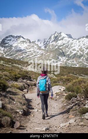 Personne avec sac à dos qui descend la montagne par une journée ensoleillée. Circo de Gredos, parc national de Castilla y Leon, Espagne. Banque D'Images