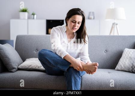 Les pieds de la femme calle et le pied blessé. Mal Heel Banque D'Images