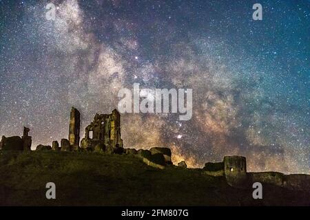 Corfe Castle, Dorset, Royaume-Uni. 7 mai 2021. Météo Royaume-Uni. Le centre galactique de la voie lactée brille dans le ciel clair de nuit alors qu'il s'élève derrière les ruines du château de Corfe à Dorset. Crédit photo : Graham Hunt/Alamy Live News Banque D'Images