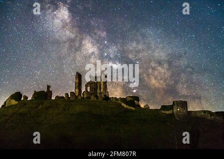 Corfe Castle, Dorset, Royaume-Uni. 7 mai 2021. Météo Royaume-Uni. Le centre galactique de la voie lactée brille dans le ciel clair de nuit alors qu'il s'élève derrière les ruines du château de Corfe à Dorset. Crédit photo : Graham Hunt/Alamy Live News Banque D'Images