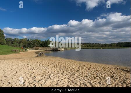 Plage de sable de Lillydale Lake. Le lac porte le nom du Shire de Lillydale, avec un double 'l', contrairement à la ville de Lilydale, avec un seul 'l'. Banque D'Images