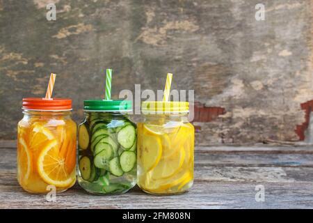 Différentes boissons de fruits et légumes sur le vieux fond de bois. Banque D'Images