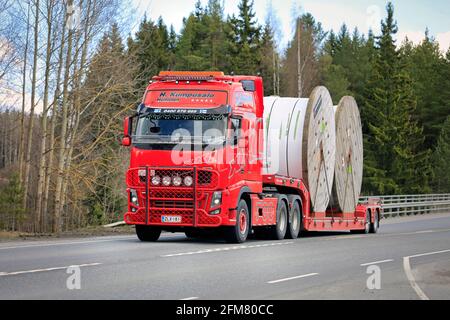 Le camion Red Volvo FH16 700 de Kuljetusliike H. Kumusalo transporte deux gros enrouleurs de câble en Prysmian sur une remorque à plateau bas. Forssa, Finlande. 29 avril 2021. Banque D'Images