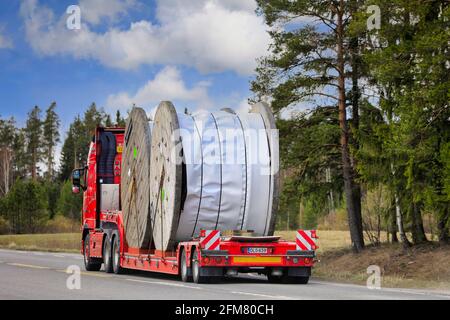 Le camion Red Volvo FH16 700 de Kuljetusliike H. Kumusalo transporte deux gros enrouleurs de câble en Prysmian sur une remorque à plateau bas. Forssa, Finlande. 29 avril 2021. Banque D'Images