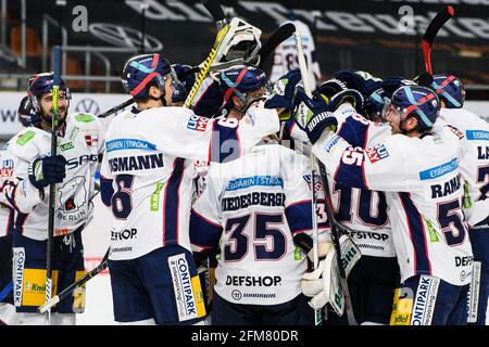 Wolfsburg, Allemagne. 05e mai 2021. Hockey sur glace: DEL, Grizzlies Wolfsburg - Eisbären Berlin, championnat, finale, 2ème jour de match à l'EIS Arena. Les joueurs de Berlin applaudissent après la fin du match. Credit: Swen Pförtner/dpa/Alay Live News Banque D'Images