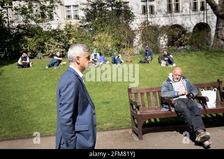 Le maire de Londres Sadiq Khan fait une pause à Westminster dans le centre de Londres tout en faisant campagne pour être réélu maire le 6 mai. Date de la photo: Lundi 19 avril 2021. Banque D'Images