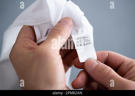 Étiquette d'instructions pour le lavage et la lessive des vêtements synthétiques Banque D'Images