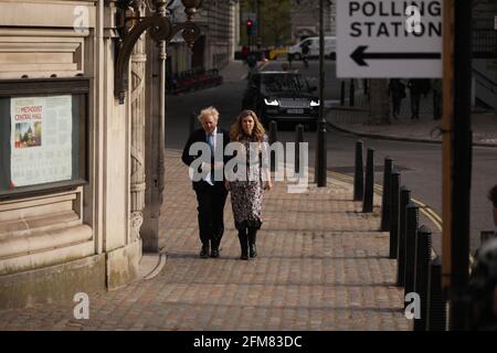 LONDRES, le 7 mai 2021 le Premier ministre britannique Boris Johnson et sa fiancée Carrie Symonds arrivent pour voter aux élections locales dans un bureau de vote à Londres, en Grande-Bretagne, le 6 mai 2021. En Grande-Bretagne, des millions d'électeurs vont se rendre aux bureaux de vote pour des élections locales dans le cadre de ce que les commentateurs politiques ont qualifié de Super jeudi, considéré comme un test majeur pour les principaux dirigeants des partis politiques britanniques. Credit: Xinhua/Alay Live News Banque D'Images