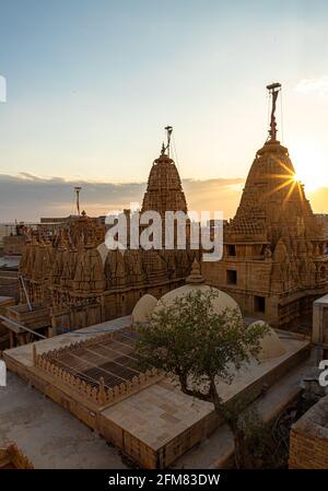 ciel spectaculaire et beau coucher de soleil près du temple jain jaisalmer, rajasthan. Banque D'Images