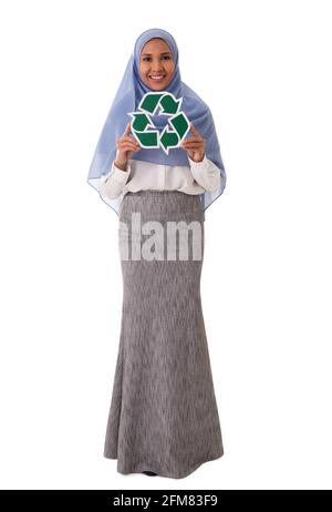 environnement, mode de vie écologique et concept de durabilité - portrait complet de jeune femme musulmane asiatique souriante tenant un panneau de recyclage vert isola Banque D'Images