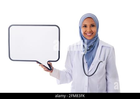 médecine, santé, charité et concept de personnes - sourire musulmane femme médecin portant le hijab bleu et le manteau blanc avec tableau blanc et stéthoscope ove Banque D'Images
