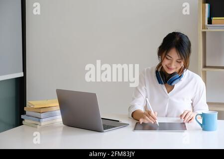 Une fille pratique des exercices de base de cours par vidéo sur ordinateur portable avant la classe en ligne. Social distance.rester à la maison. Nouvelle normale. Concept du coronavirus Covid-19 Banque D'Images