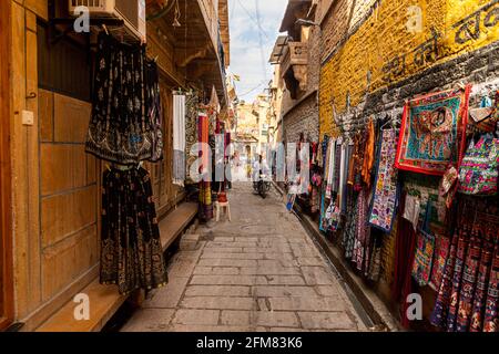 vêtement coloré dans les rues de jaisalmer. Banque D'Images