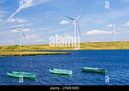 Vue sur le réservoir de Lochgoin avec les éoliennes de Whitelee Windfarm en arrière-plan. Banque D'Images