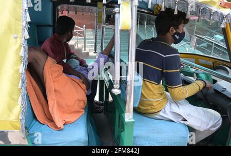 Prayagraj, Uttar Pradesh, Inde. 7 mai 2021. Prayagraj: Un patient de la COVID19 est arrivé par auto à l'hôpital Swaroop Rani Nehru de Prayagraj le jeudi 07 mai 2021. Credit: Prabhat Kumar Verma/ZUMA Wire/Alamy Live News Banque D'Images