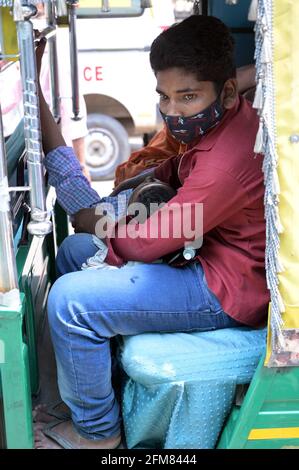 Prayagraj, Uttar Pradesh, Inde. 7 mai 2021. Prayagraj: Un patient de la COVID19 est arrivé par auto à l'hôpital Swaroop Rani Nehru de Prayagraj le jeudi 07 mai 2021. Credit: Prabhat Kumar Verma/ZUMA Wire/Alamy Live News Banque D'Images