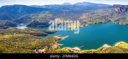 Grand panorama aérien du réservoir de Sau dans la région du barrage, vu des falaises de Tavertet. Tavertet. Collsacabra, Osona, Catalogne, Espagne Banque D'Images
