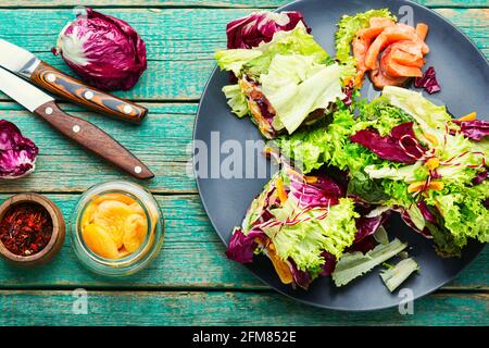 Paupiette à base de salade, saumon et abricots séchés. Salade de rossa au saumon Banque D'Images